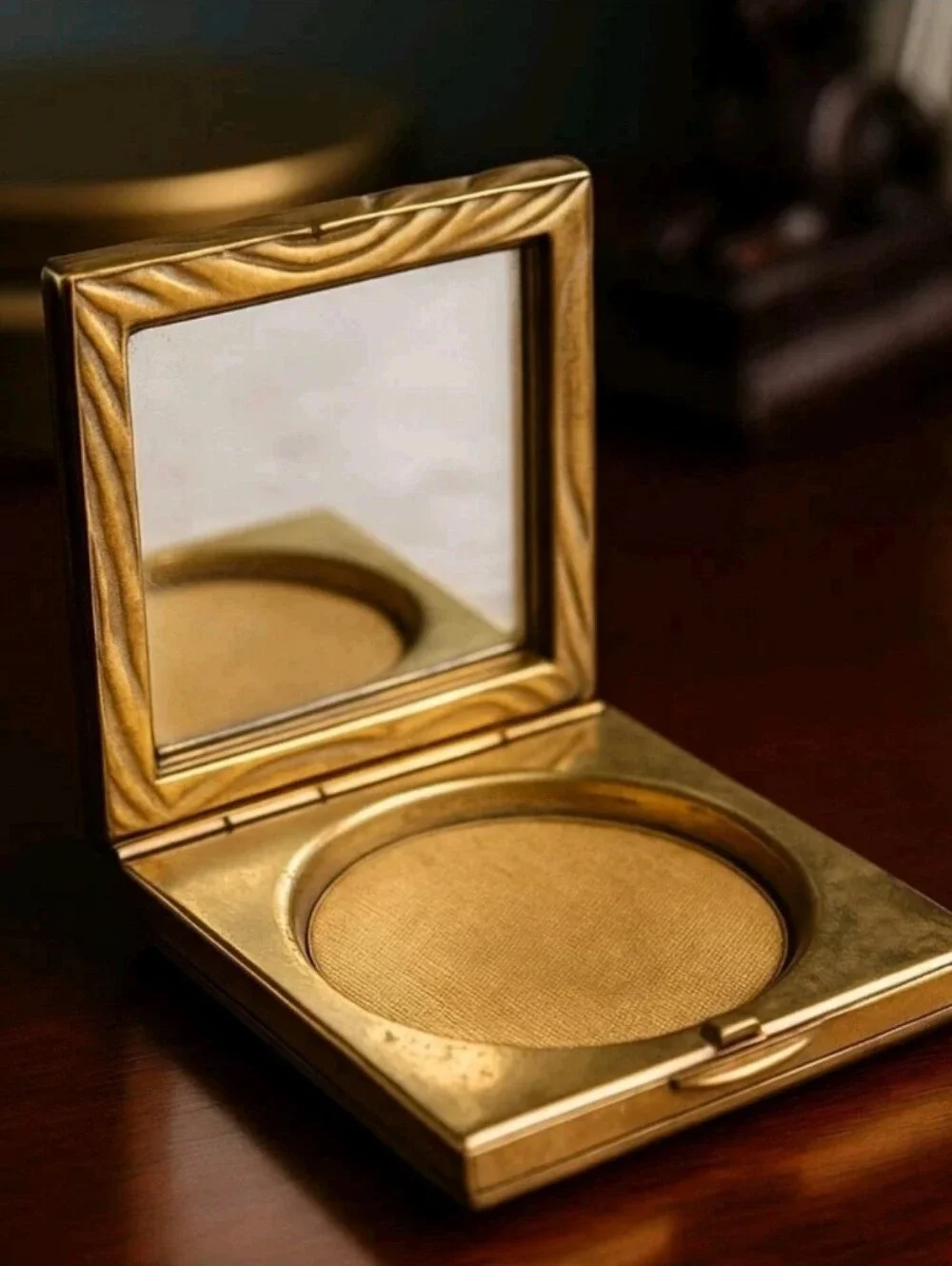 Vtg Estee Lauder Gold Tone Compact Wavy Textured Case Mirror Makeup Glam Purse
